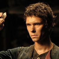 Eine Szene des Films "Das Parfum": Jean-Baptiste Grenouille (gespielt von Ben Wishaw) hält eine Phiole mit Parfüm hoch und schaut sie an. 