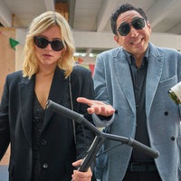 Szene aus dem Film "Die Kinderschwindlerin": Die sichtlich desinteressierte Nina (gespielt von Laura Storz) und ihr gut gelaunter Freund Sammy (gespielt von Ekrem "Eko Fresh" Bora) auf einer kindergerechten Geburtstagsparty.