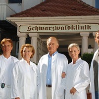 Die Schauspieler Christian Kohlund, Alexander Wussow, Gaby Dohm, Klausjürgen Wussow, Eva Habermann und Sascha Hehn in Arztkitteln am Set der Schwarzwaldklinik. 