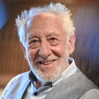 Dieter Hallervorden schaut lächelnd in die Kamera (2025)