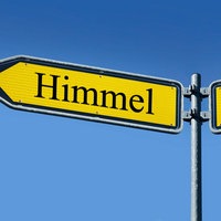 Zwei gelbe Wegweiser mit den Schriftzügen Himmel und Hölle vor blauem Hintergrund