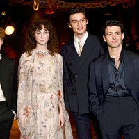 Der Cast von "House of Guinness" bei der London Premiere, von links nach rechts: Fionn O'Shea, Emily Fairn, Louis Partridge, Anthony Boyle und James Norton. Alle tragen feierliche Abendgarderobe.