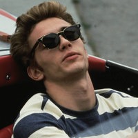 Szene aus dem Film "James Dean – Ein Leben auf der Überholspur": James Franco in der Rolle des James Dean am Steuer eines Cabrios