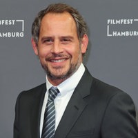 Moritz Bleibtreu im Anzug bei dem Filmfest Hamburg 2020 