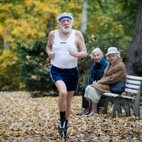 Dieter Hallervorden laufend im Wald als Marathonläufer Paul Averhoff in dem Film "Sein letztes Rennen"