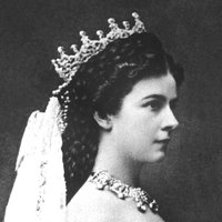 Gemälde von Sisi im Krönungsornat als Königin von Ungarn. Das Gemälde zeigt sie im Profil, ihr Blick ist ernst.