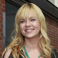 Julia Leischik, freundlich lächelnd.