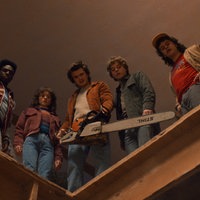 Eine Szene aus "Stranger Things": Mike, Lucas, Nancy, Steve, Jonathan und Dustin gespielt von Finn Wolfhard, Caleb McLaughlin, Natalia Dyer, Joe Keery, Charlie Heaton und Gaten Matarazzo stehen auf einer Empore. Steve hält eine Kettensäge.