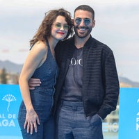 Katia Fellin und Miguel Ángel Silvestre beim Malaga Film Festival. Beide sind lässig gekleidet, tragen Sonnenbrillen, haben den Arm um den anderen gelegt und lächeln freundlich in die Kamera.
