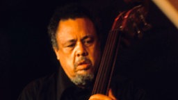 Der Bassist Charles Mingus