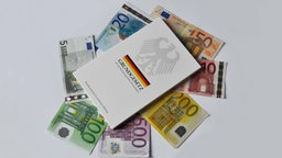 Das Grundgesetz liegt auf Geldscheinen