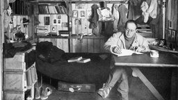 Robert Falcon Scott in seinem Arbeitsraum, ca. 1911