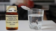 Symbolbild: Pentobarbital-Natrium steht zur Einnahme bereit auf einem Nachttisch (2014).