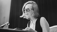 Die österreichische Schriftstellerin Ingeborg Bachmann bei einer Lesung. Wien. 1971