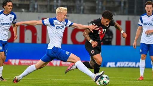 Meppens Jona Borsum (l.) versucht Kölns Niklas Castelle zu stoppen