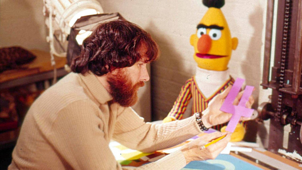 Jim Henson arbeitet in seinem Puppen-Atelier