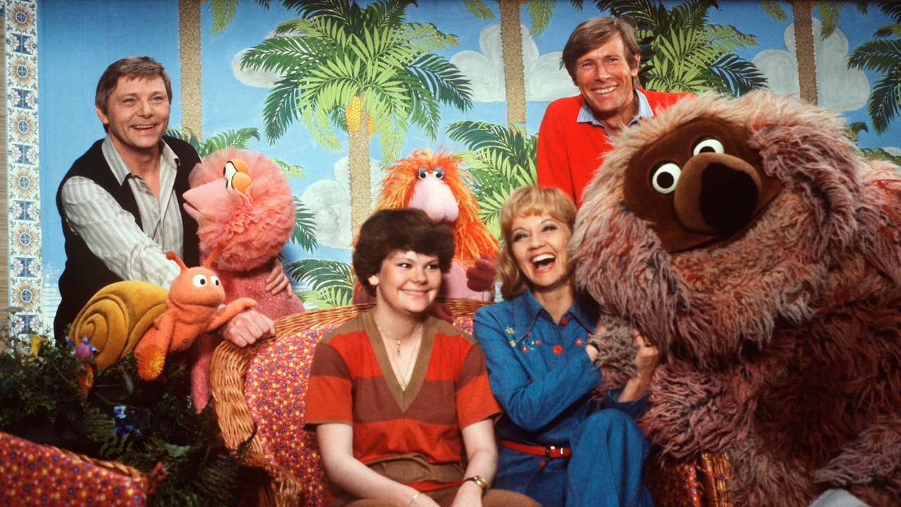 Uwe Friedrichsen mit Schnecke Finchen und Tiffy, Ilse Biberti, Lilo Pulver, Horst Janson und Bär Samson, am 1.1.1980 im Studio Hamburg bei Dreharbeiten zur  "Sesamstraße".
