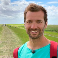 Daniel Aßmann steht vor dem Pilsumer Leuchtturm