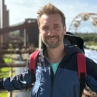 Moderator Daniel Aßmann vor der Kokerei Zollverein