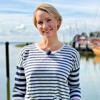 In Ahrenshoop steigt Judith Rakers auf eines der typischen Zeesboote mit ihren braunen Segeln.