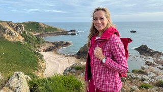 Tamina Kallert wandert auf dem Klippenpfad von Greve de Lecq auf der Insel Jersey