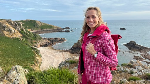 Tamina Kallert wandert auf dem Klippenpfad von Greve de Lecq auf der Insel Jersey