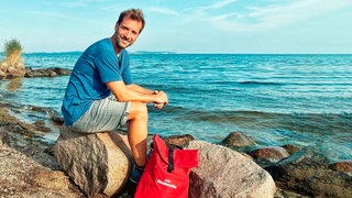 Moderator Daniel Aßmann erkundet Rügen zu Fuß