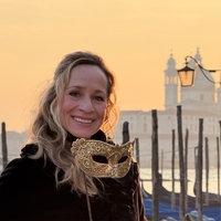 Tamina Kallert in Venedig am Canale Grande, im Hintergrund ist die Kirche Santa Maria della Salute