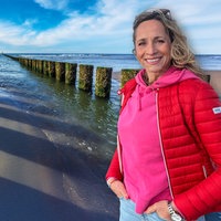 Tamina Kallert am Strand von Domburg