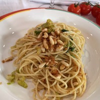 Eine Portion Nudeln mit Sugo auf einem Teller angerichtet