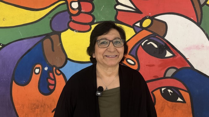 Edith Pacheco vor dem Chile Wandbild