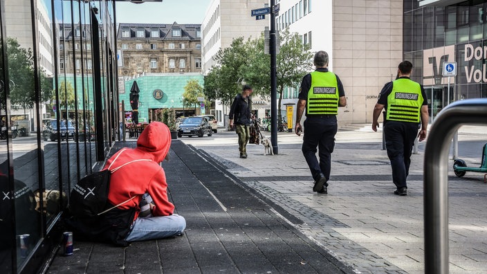 Drogensüchtige Frau bettelt auf der Straße um Geld