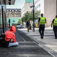 Drogensüchtige Frau bettelt auf der Straße um Geld