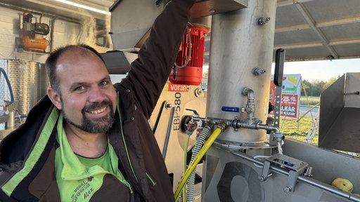 Alexander Haaken und seine mobile Saftpresse