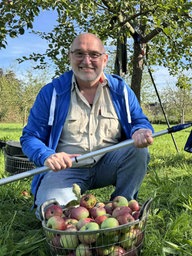 Christian Chwallek und weitere Helfer auf der Streuobstwiese in Alpen
