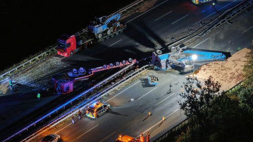 Schwertransporter mit Bagger auf der A2 bei Kamen umgekippt