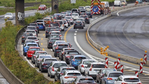 Stau auf der Autobahn A40 am Kreuz Kaiserberg