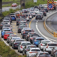 Stau auf der Autobahn A40 am Kreuz Kaiserberg