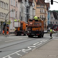 Lkw reißt Straßenbahn-Oberleitung in Bielefeld ab | Video | tn