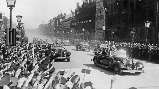 Adolf Hitler im Autokorso auf der Straße Unter den Linden in Berlin am 01.05.1937