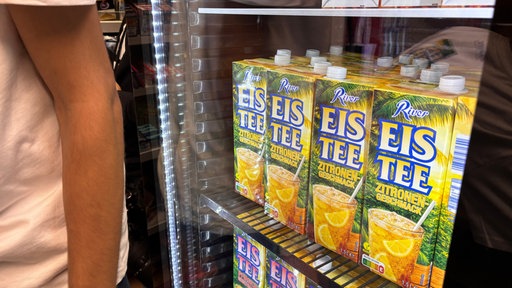 Ein Kühlschrank mit Retro-Eistee