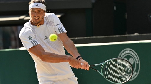 Alexander Zverev beim Tennis spielen