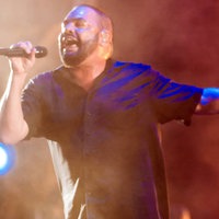 Alphaville singt in ein Mikrofon