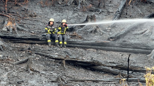 Zwei Feuerwehrleute beim Löschen des Waldbrands in Altena.