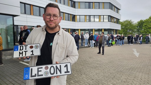 Mann mit DT Wunschkennzeichen