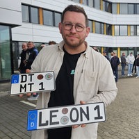 Mann mit DT Wunschkennzeichen