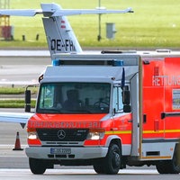 Rettungswagen wartet vor dem Flugzeug