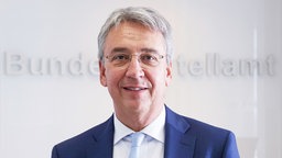 Porträt von Andreas Mundt, Präsident des Bundeskartellamt, vor weißem Hintergrund