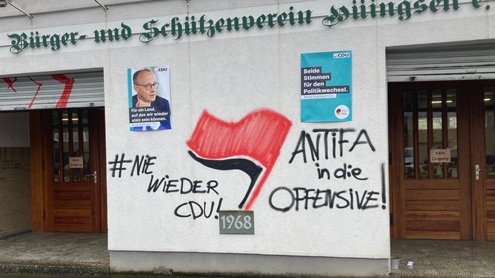 "Nie wieder CDU" und "Antifa in die Offensive" ist mit schwarzer Farbe an eine Hauswand geschrieben