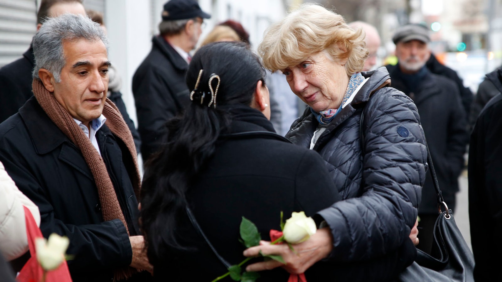 Barbara John tröstet die Witwe von Mehmet Kubaşık